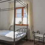 Die Burgschanke בית הארחה *